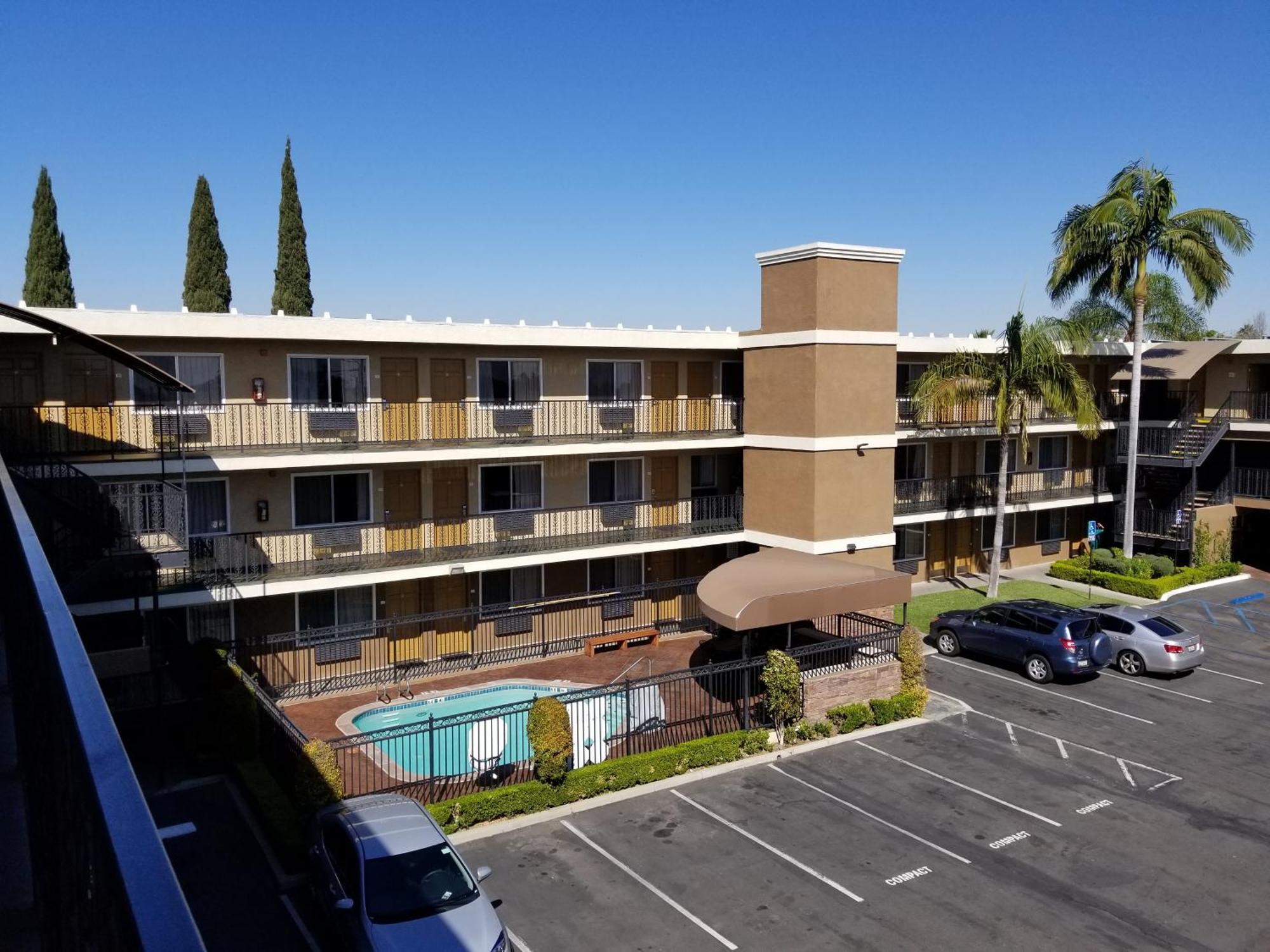 Quality Inn & Suites Anaheim Maingate Bagian luar foto